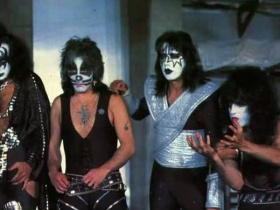 Kiss Meets the Phantom of the Park